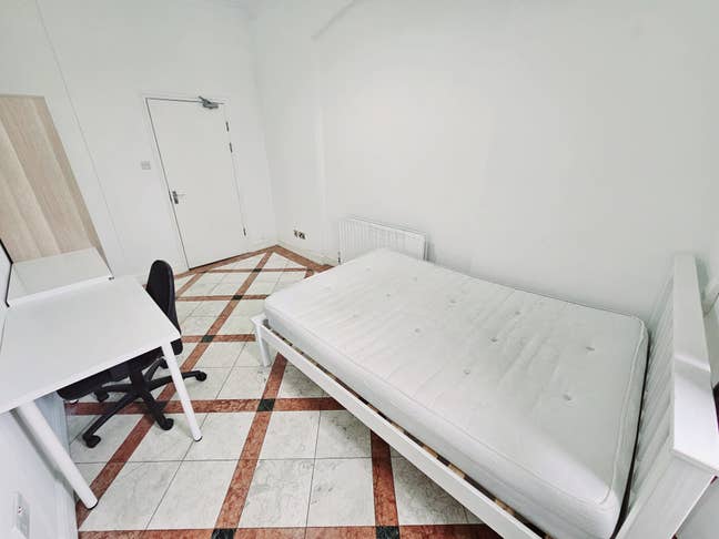 Bright Double Room – 5 Mins Walk to Turnpike Lane  Main Photo