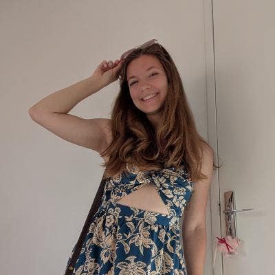 I am a professional female aged 28. I am look... Main Photo