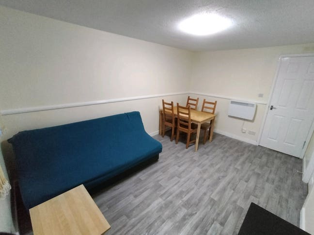 3 beds 2 baths flat in G21 Main Photo