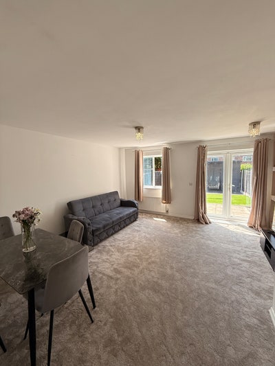 📍 Double bed room for Rent – House Share in Middl Main Photo