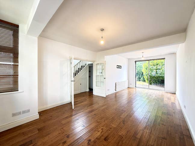 4 bedroom house in Edgware, HA8 Main Photo