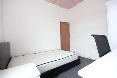 Double Bed in Salford Main Photo
