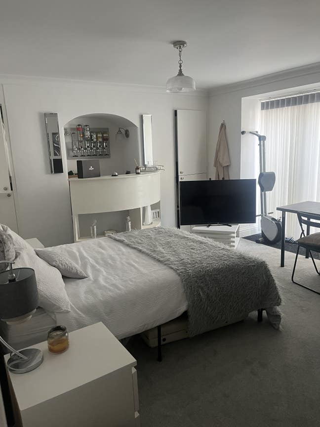 Large double room with bathroom and courtyard. Main Photo
