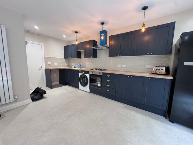 2 Newly Refurbished En Suite Rooms Available  Main Photo