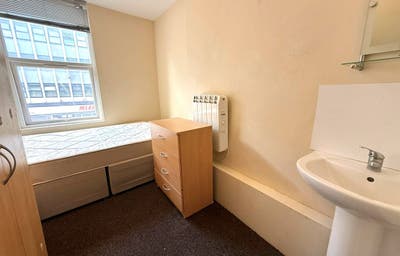 Double Room Available Central Reading Main Photo