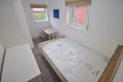 ***NO DEPOSIT *** Double Bedroom, House Share  Main Photo