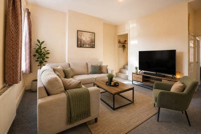 3 bed furnished house Main Photo