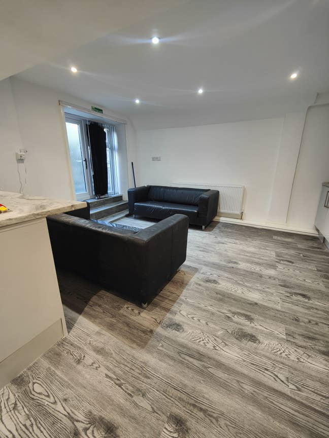 Ensuit Room 2,  Merton Road, Bradford BD7 Main Photo