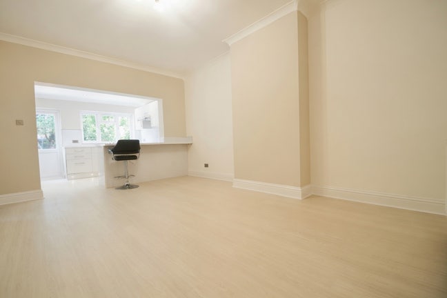 Ground Floor Flat - Staines Train Station  Main Photo