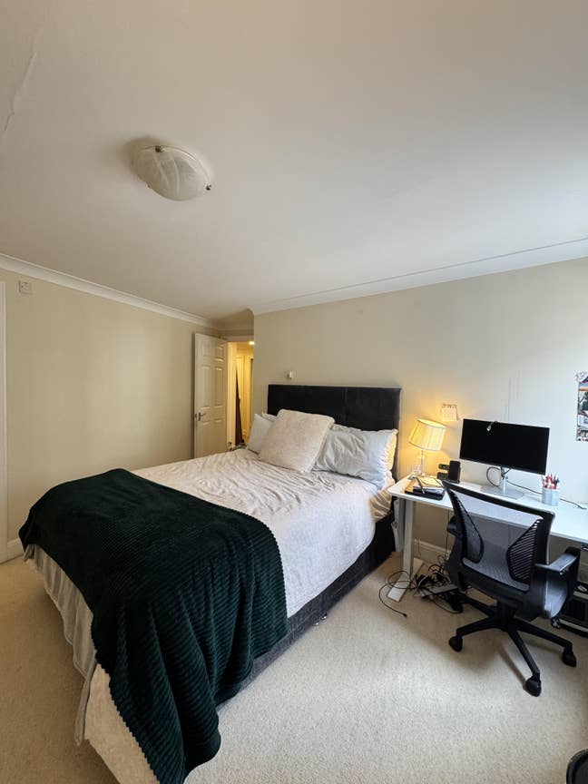 Spacious en-suite room  Main Photo