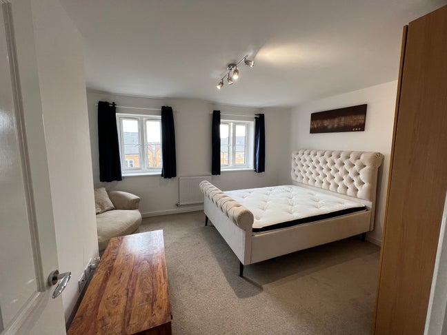 A.C installed (1 room) Close to Train Station, Main Photo