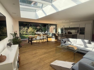 Beautiful HUGE home  Main Photo