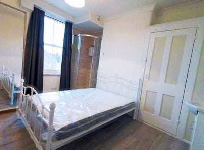 D Room with Private shower in houseshar,5m to tube Main Photo