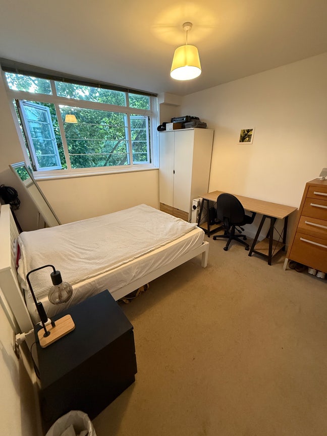 En suite large double room, close to KCH Main Photo