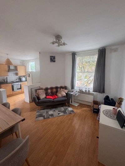 En-suite room, with living room, kitchen and 2bath Main Photo