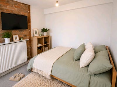 TWO ROOMS - Arnold Town Centre - Bills included Main Photo