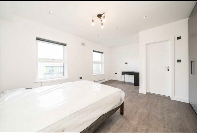 A New Furnished En-suite Room - Bills included  Main Photo
