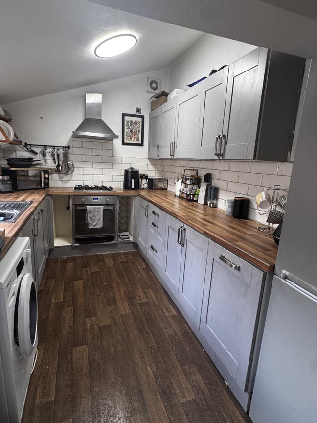 Room to Rent in Professional House in Town Centre Main Photo