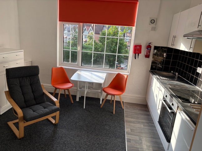 Bright Sunny Well Equipped Studio Flat  Main Photo