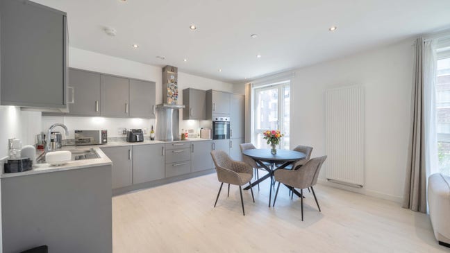 Two bed, 2 bath flat with ensuite, gym and parking Main Photo