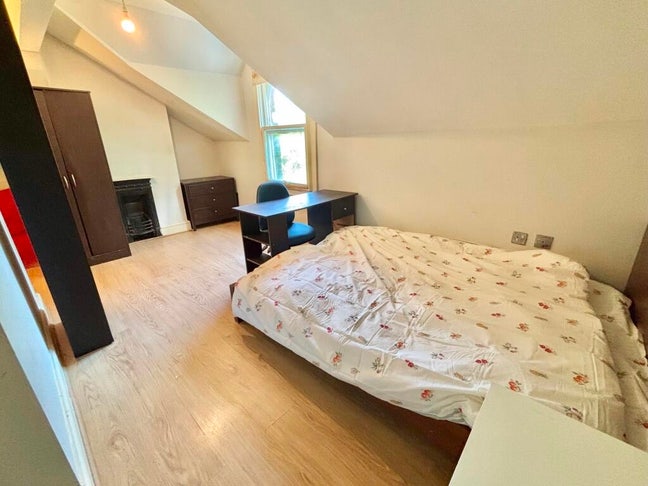 A spacious loft room shared house near city centre Main Photo
