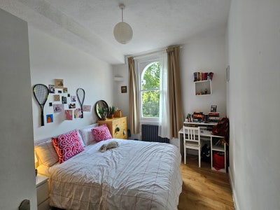 One spacious double bedroom - Newington Green N16 Main Photo