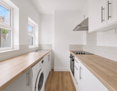 1 Double bed room available in a 2 bedroom house  Main Photo