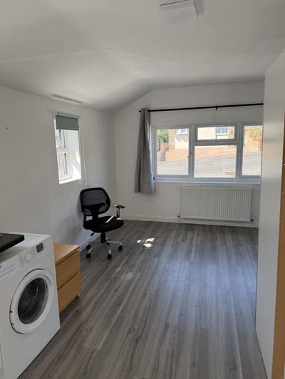 Private studio with own entrance and en-suite Main Photo
