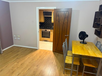 Spacious En-Suite Bedroom Available – Ladies Only Main Photo