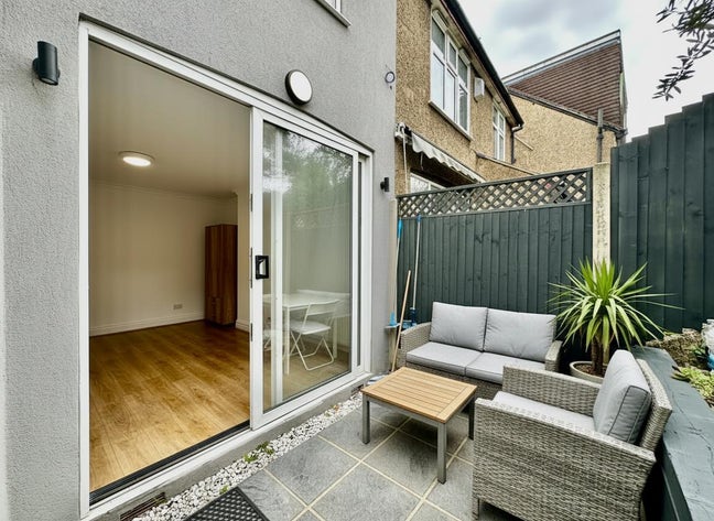 2 Double Rooms Close to Luton Airport  Main Photo