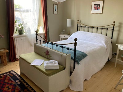 Courtyard flat- dble room Main Photo