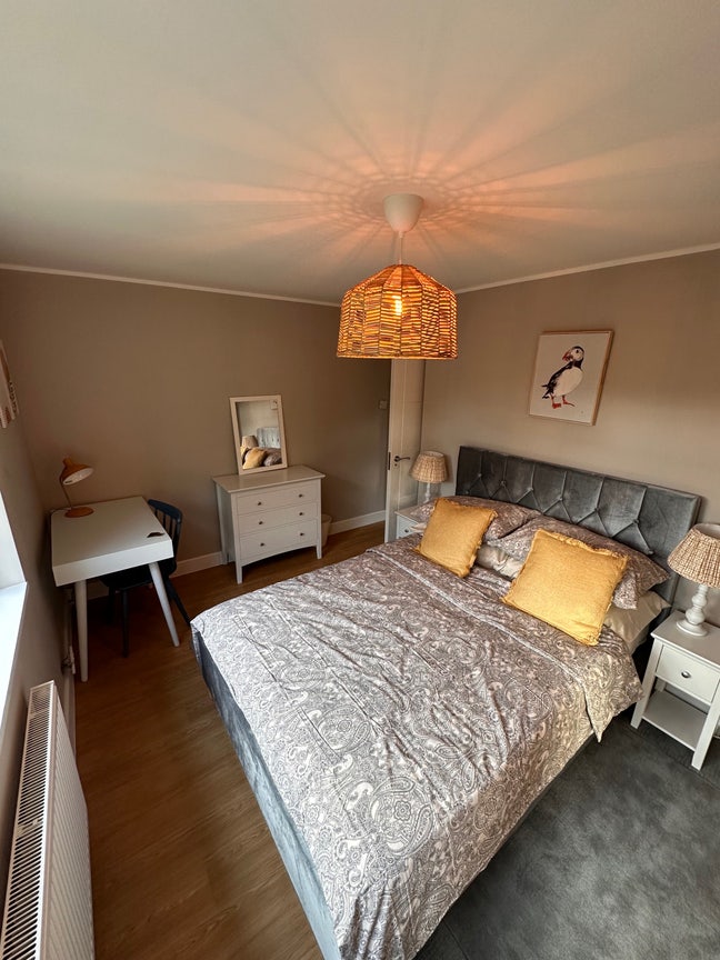 Designer large double room, 5 min walk to town  Main Photo