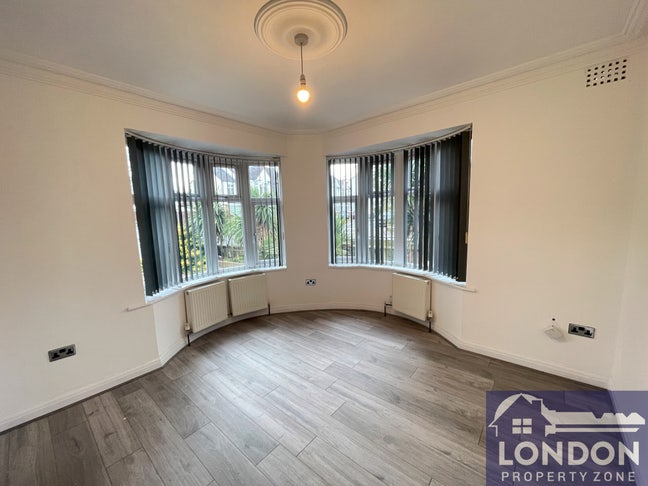 Detached 3 bed, 2 bath house with Garden Main Photo