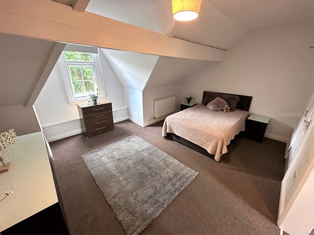 Stunning Dbl attic room in professional houseshare Main Photo