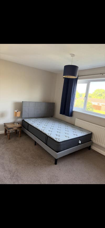 Room available in 2 bedroom house Main Photo