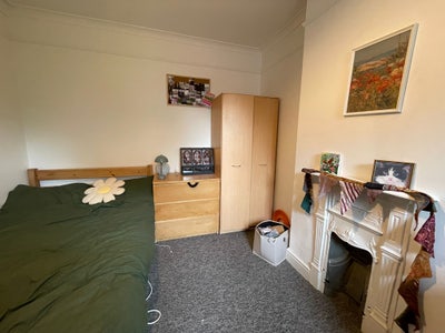 Large Double Room on Windmill Road Main Photo