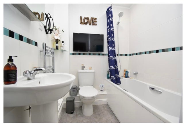 Single bed in a clean 2 bedroom flat for rent  Main Photo
