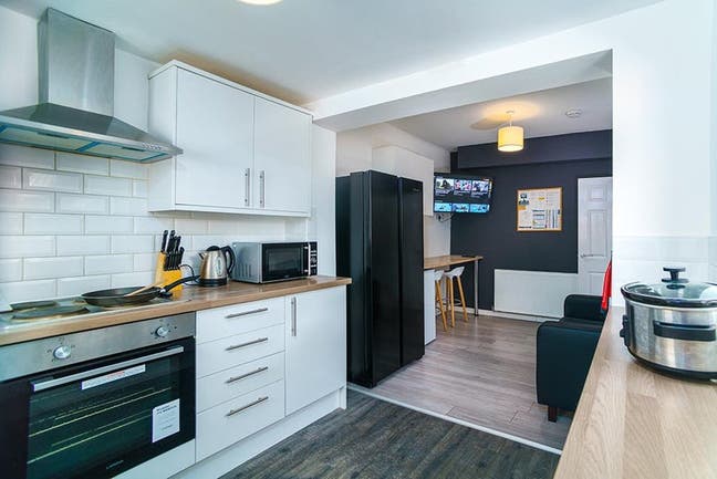 Live close to Bolton Centre | Parking 🚗 Main Photo