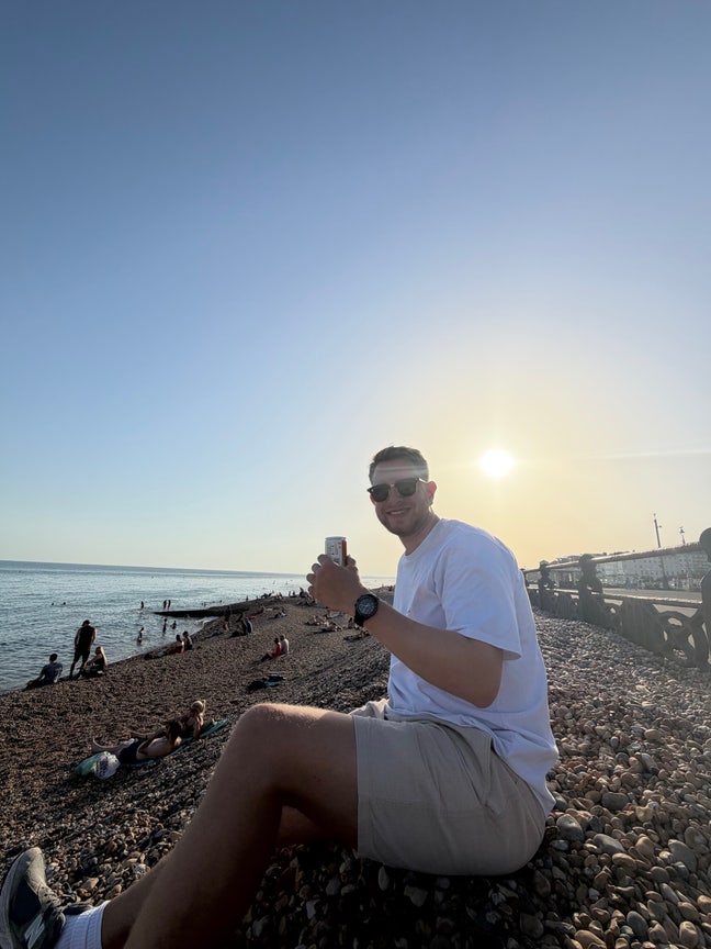 28 year old professional moving back to London Main Photo