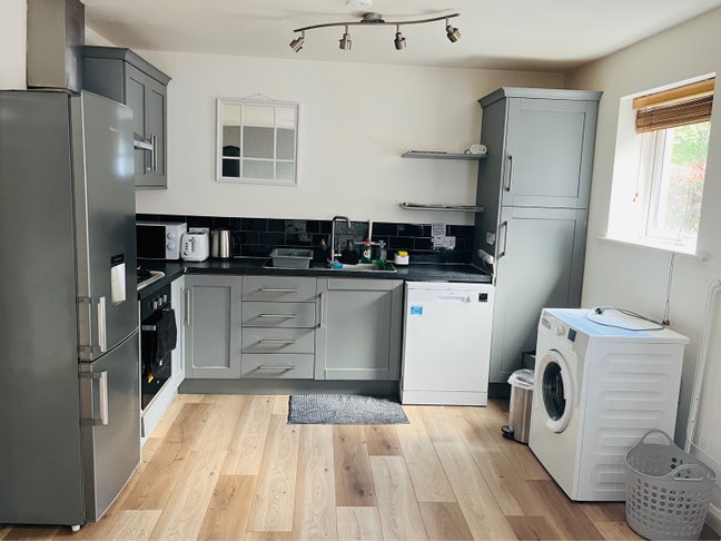 Two Bed One Bath Free Parking & Garden Main Photo