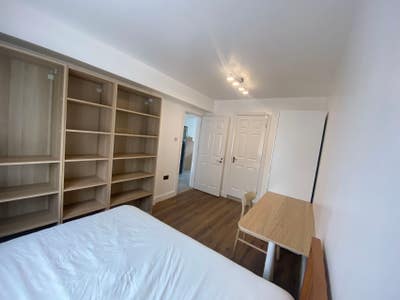 En-suit room,10 min to Canary Wharf by bus or DLR Main Photo