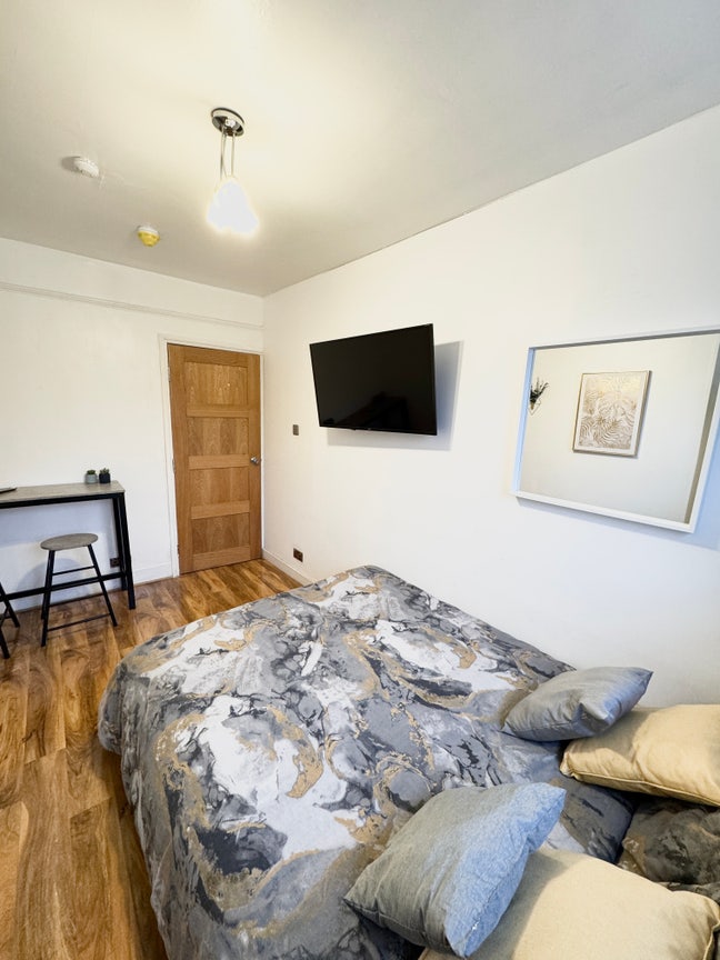 Huge Cozy Room at Southwest Close to District Line Main Photo