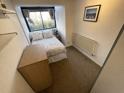 Lovely Double Room with Ensuite Bathroom Main Photo