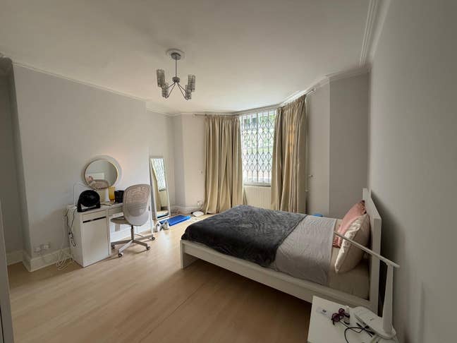 Bright & Spacious Double Room by Battersea Park  Main Photo