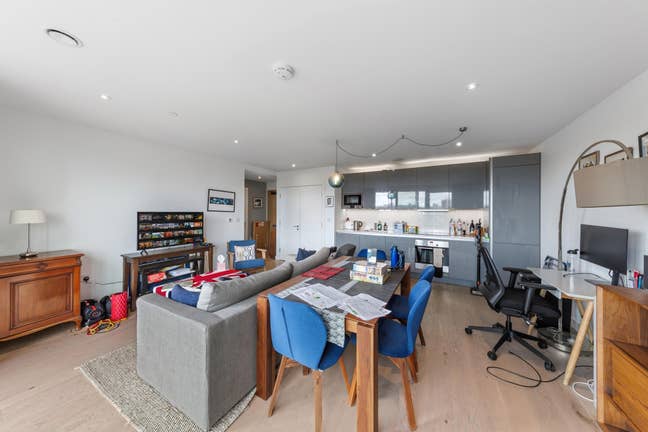 Stylish 1 Bed Flat with Balcony - Elephant & Castl Main Photo
