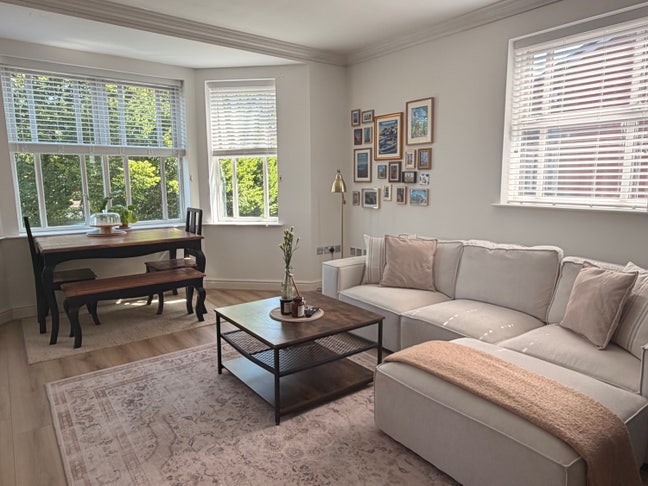 Room for rent in gated community Main Photo