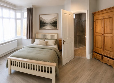 Large Bright Room with En-suite - Lovely house   Main Photo