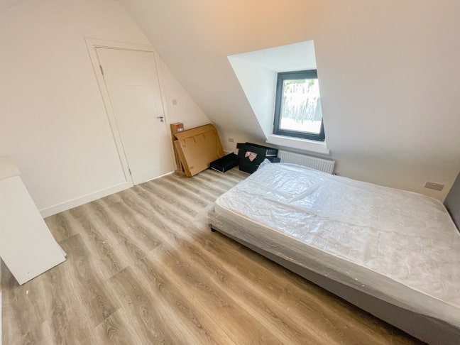 Newly renovated spacious rooms. Hornsey Main Photo