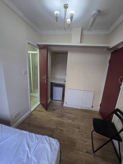 King Studio Ensuits  With Bills &pound;800 Main Photo