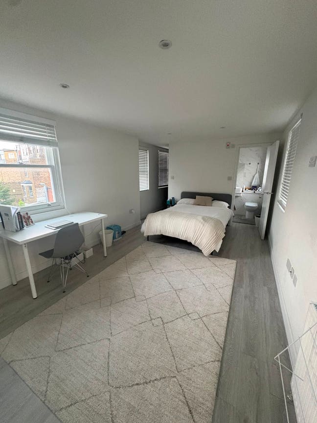 Ensuite Double Room in West Hampstead Main Photo